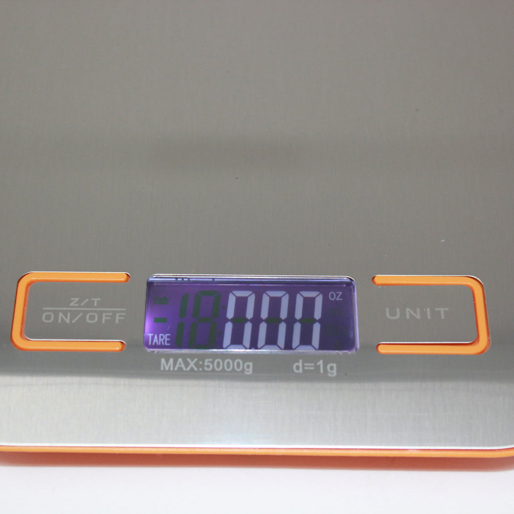 Close-up of the Le Parfait kitchen scale LCD display showing weight in ounces.