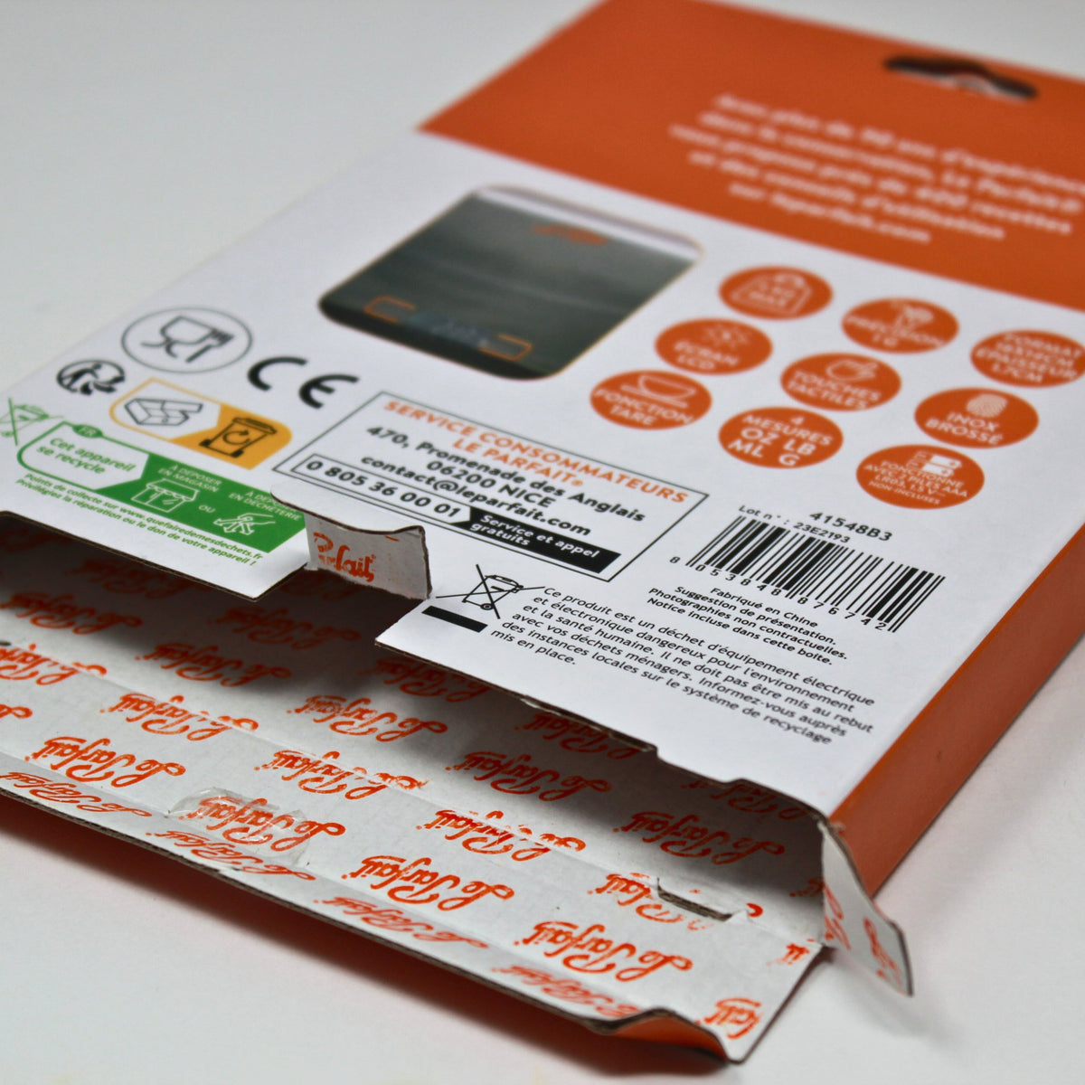 Le Parfait kitchen scale retail box - back panel showing French feature icons and product specifications.