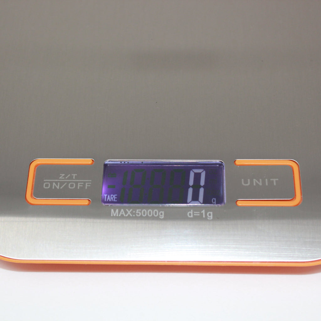 Close-up of the Le Parfait kitchen scale LCD display showing weight in grams.